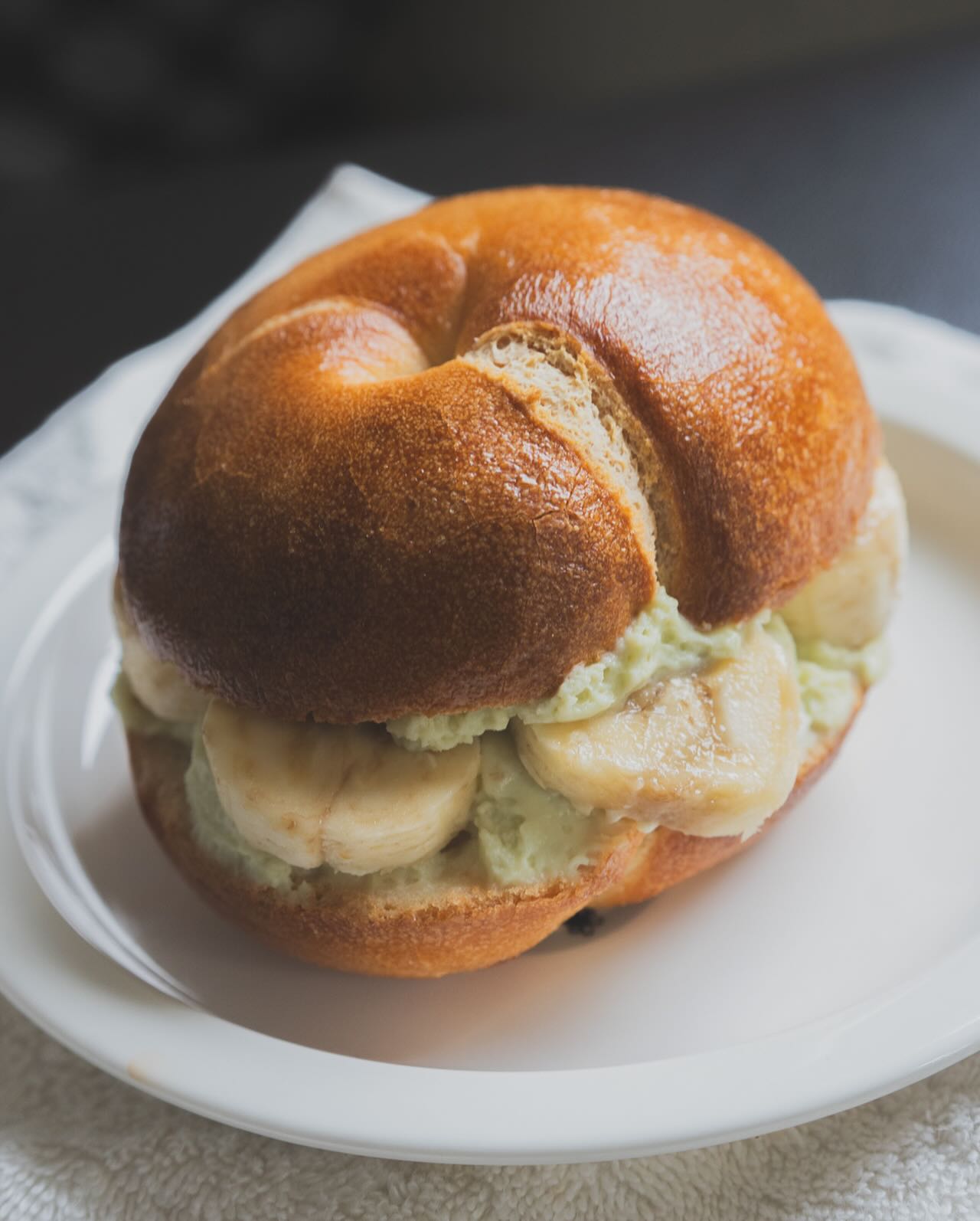 日本の東京都中央区日本橋小伝馬町にあるひふみベーグルさんのベーグル。クリームチーズ&バナナのベーグルサンドの写真。