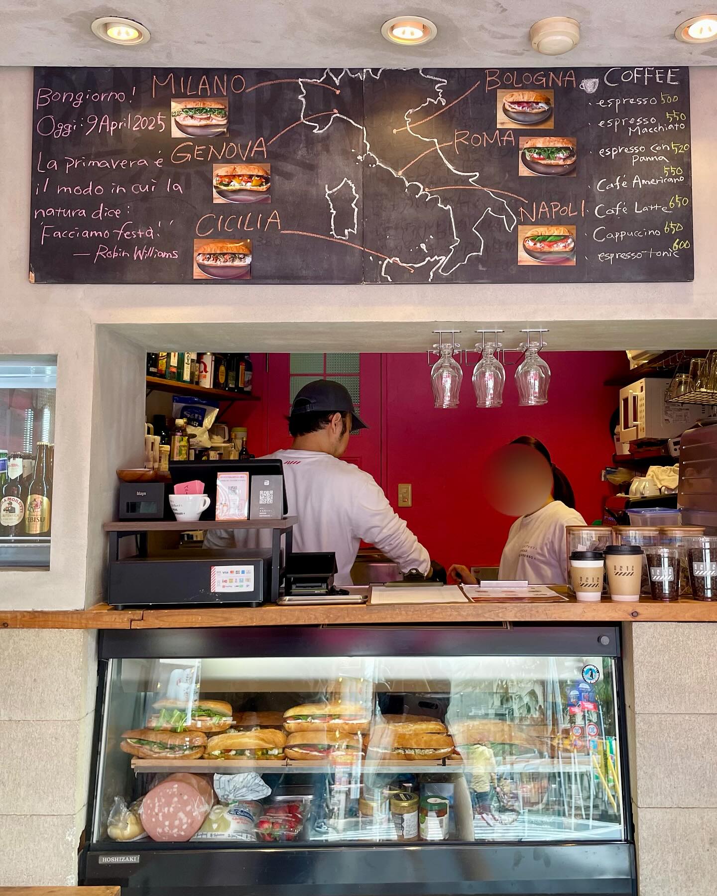 日本の東京都渋谷区千駄ケ谷にあるパニーニ一番の店内写真。レジカウンターの下にショーケースがあり、奥に厨房が見えている。