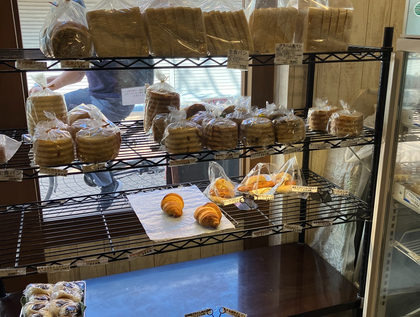 日本の東京都江戸川区大島にあるパン屋、ラウンドベイクハウスさんの店内写真。