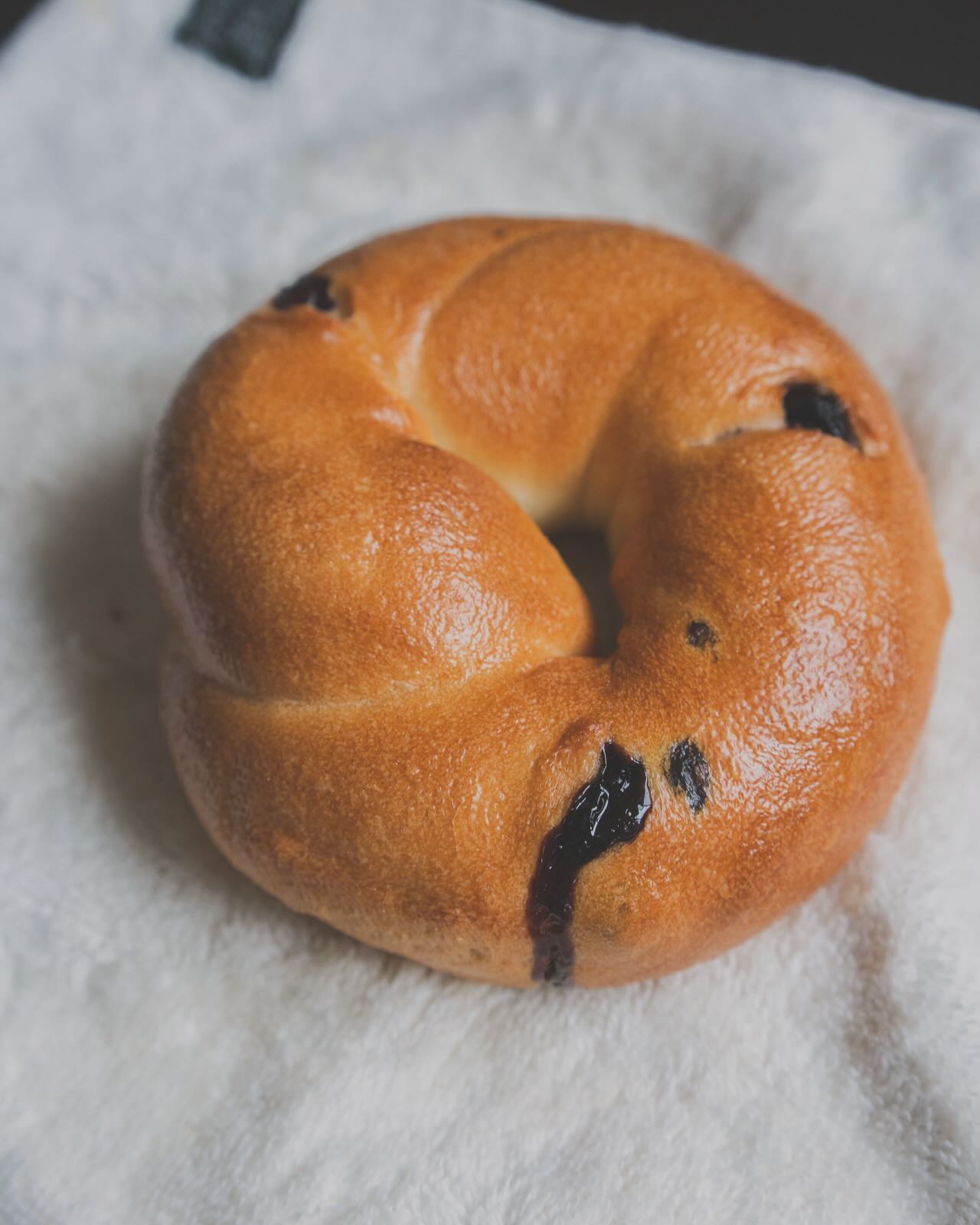 日本の東京都中央区日本橋小伝馬町にあるひふみベーグルさんのベーグル。ブルーベリー&クランベリーのベーグルサンドの写真。