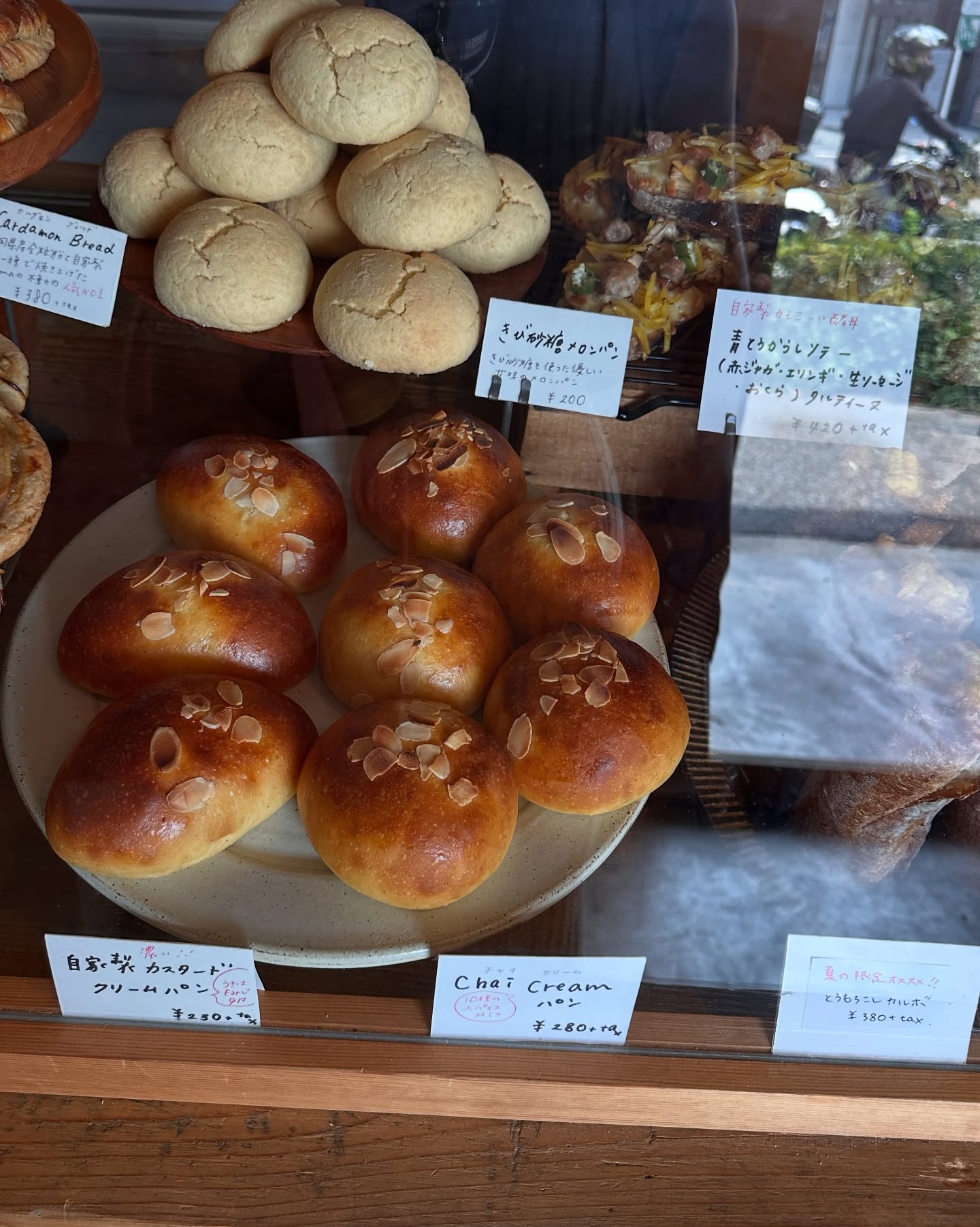 日本の福岡県福岡市にあるパン屋、lomaのパンの写真。