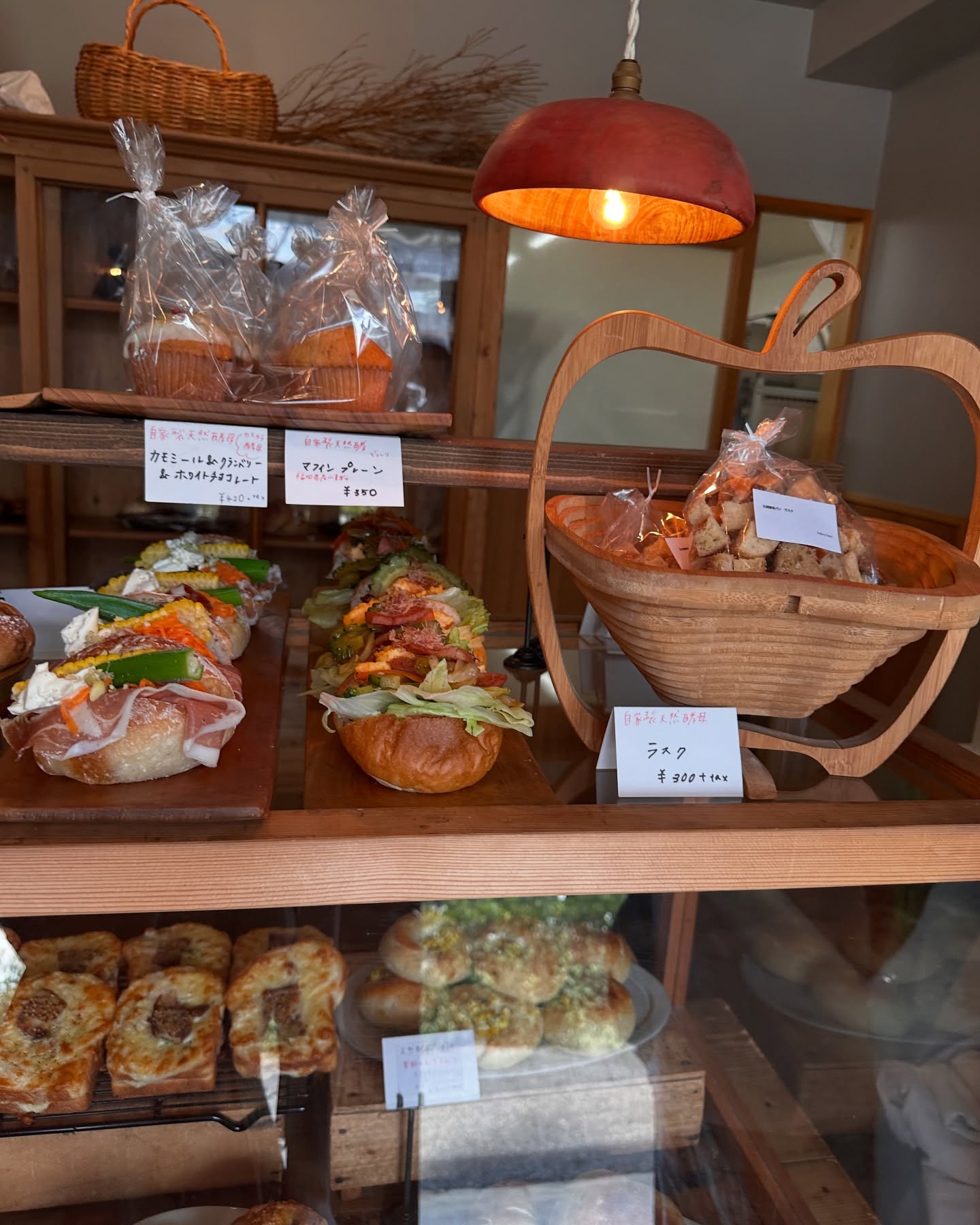 日本の福岡県福岡市にあるパン屋、lomaのパンの写真。