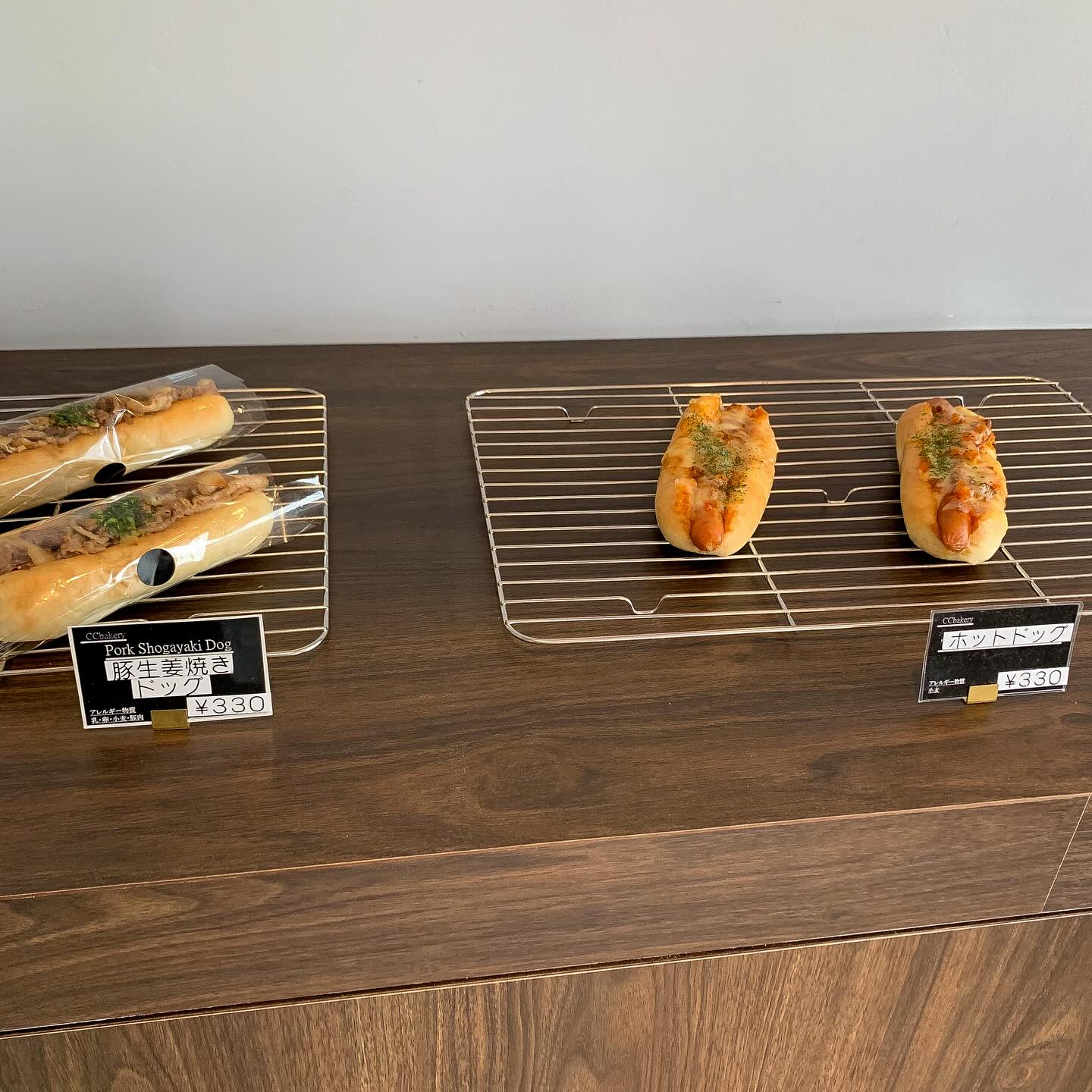 日本の大阪・西天満にあるCC Bakeryの店内写真。