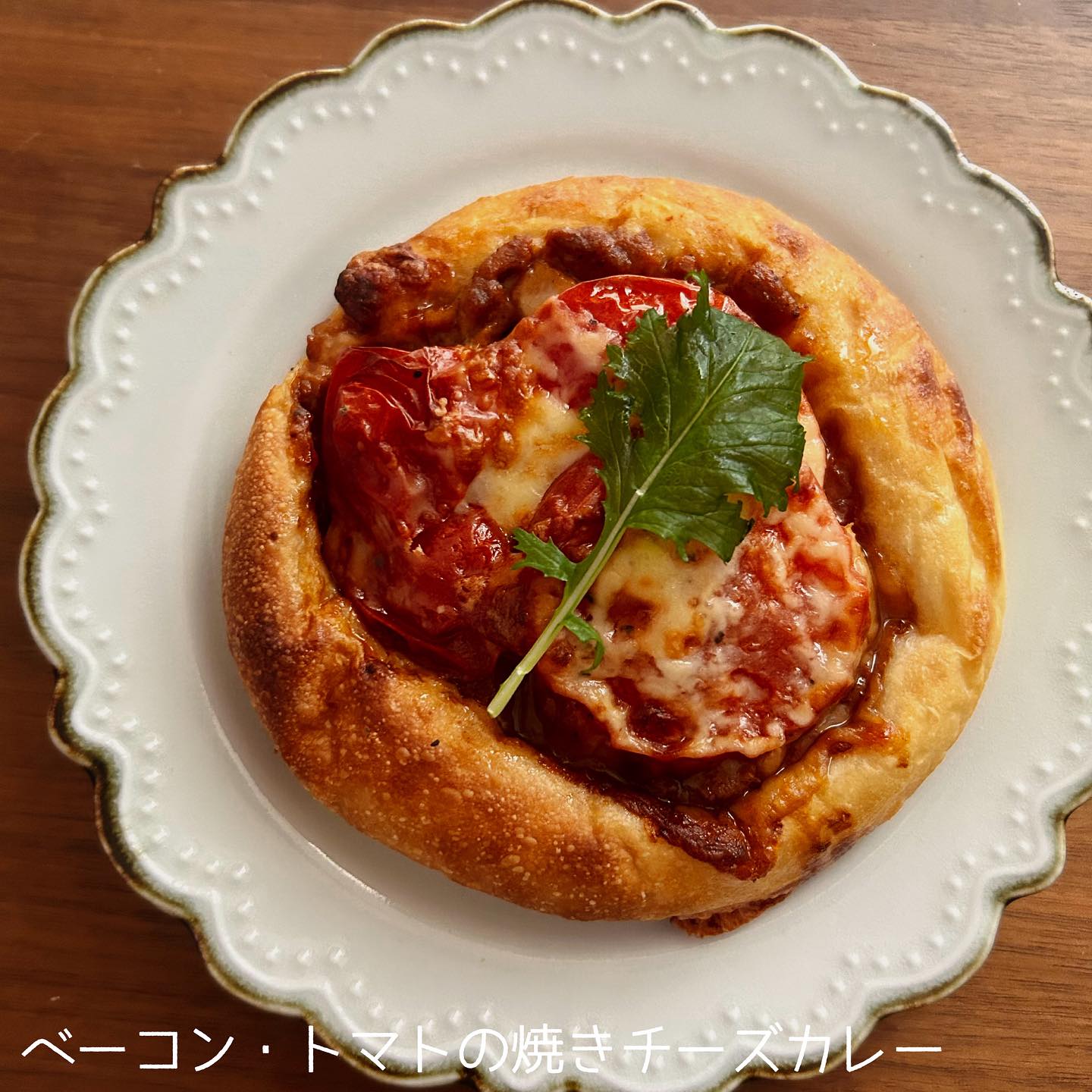 日本の大阪府大阪市にあるKONA MIZU SHIO 堺筋本町のパン。ベーコンチーズの焼きチーズカレー。