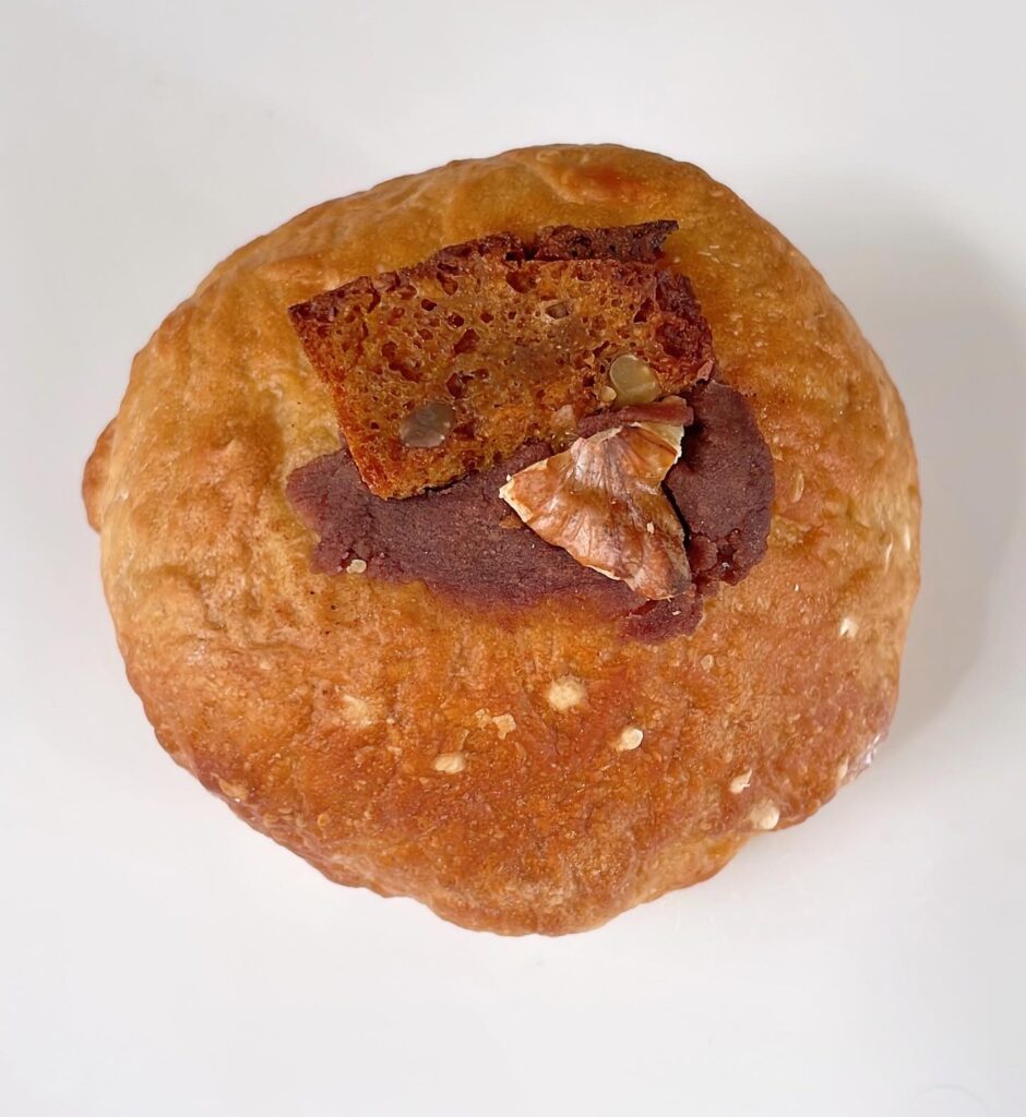 日本の東京都足立区にあるBagel laulaaのベーグル。ノンオイル和キャロケボールベーグルを上から撮影した写真。