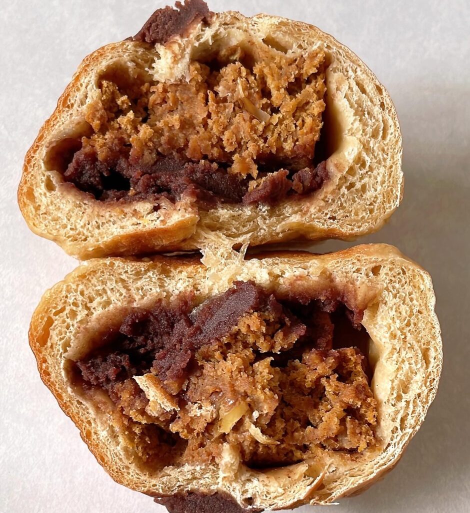 日本の東京都足立区にあるBagel laulaaのベーグル。ノンオイル和キャロケボールベーグルの断面写真。