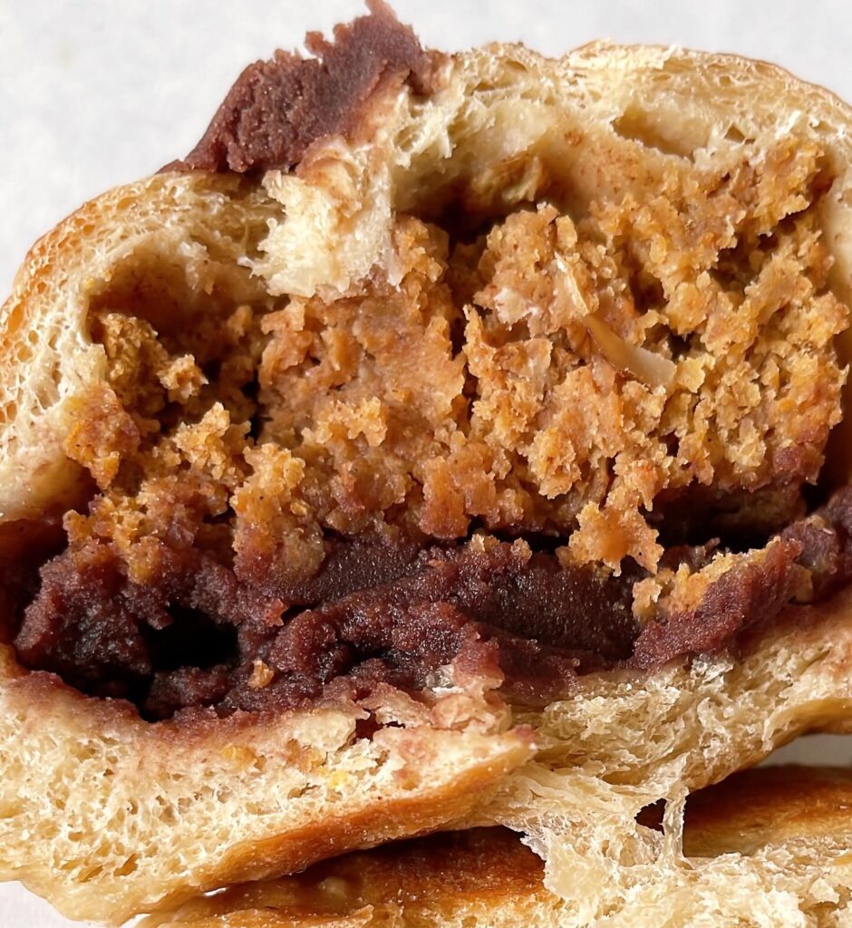 日本の東京都足立区にあるBagel laulaaのベーグル。ノンオイル和キャロケボールベーグルの断面のアップ。